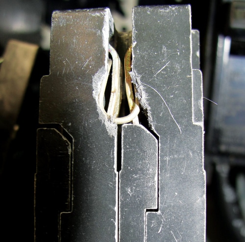 Electrical-broken-tandem-breaker.jpg